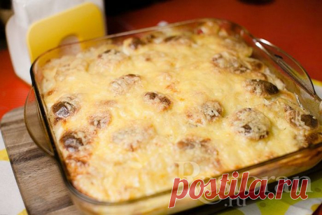 Картофельная запеканка с фаршем и грибами
Уютный, домашний, сытный и вкусный рецепт. А также поле для экспериментов. Можете брать любой фарш, или вовсе оставить только грибы. Меняйте сыры и специи, так оттенки будут совершенно разные.