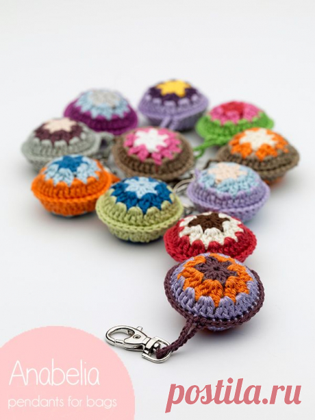 Anabelia craft design: Colgantes para bolsos.
Изящные маленькие брелоки крючком
