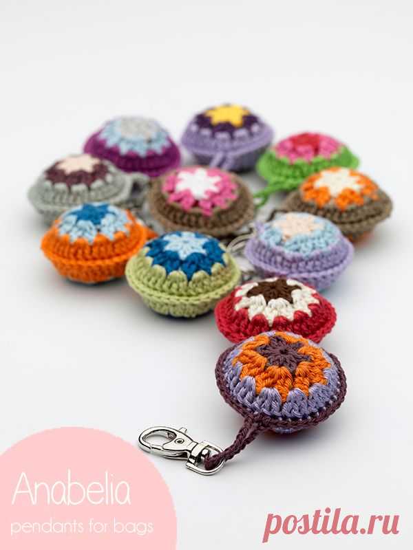 Anabelia craft design: Colgantes para bolsos.
Изящные маленькие брелоки крючком