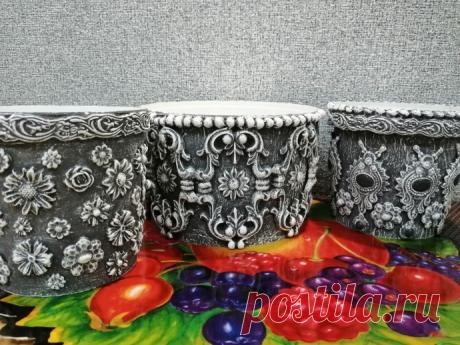 Кашпо для цветов из пластиковых емкостей.