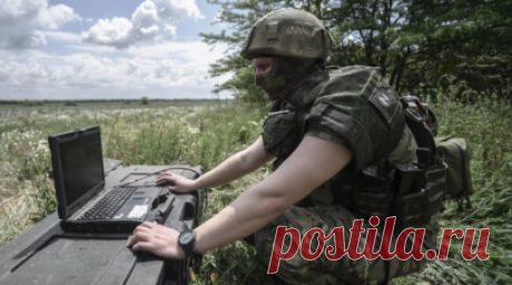ВС России уничтожили «Ланцетом» два танка ВСУ в Сумской области. Военнослужащие Вооружённых сил России в ходе разведки с помощью БПЛА выявили и уничтожили барражирующим боеприпасом «Ланцет» два украинских танка в Сумской области, сообщает российское Минобороны. Читать далее