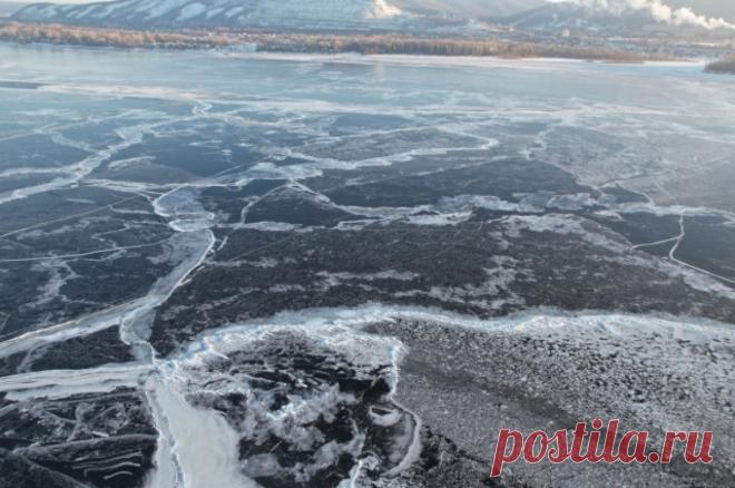 Спасательное судно прибыло к застрявшему во льдах танкеру в Охотском море. Ситуация с танкером в настоящее время не поменялась.