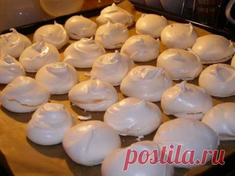 БЕЗЕ ПО-ДОМАШНЕМУ
 Ингредиенты: Сахар - 1 ст; Яичный белок - 4 шт;
Ванилин по вкусу Приготовление: 1. Охлажденные белки выкладываем в глубокую
посудину и начинаем взбивать, понемногу добавляя сахар (можно использовать
половину коричневого сахара, тогда получатся кремовые безешки с карамельным
вкусом). 2. Добавляем ванилин и взбиваем до тех пор, пока сахар полностью не
растворится и масса не приобретет вязкость и густоту. Выкладываем на застеленный
пергаментом противень и отправляем сушиться в пр