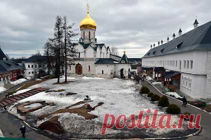 В российском монастыре послушника избили сковородкой до потери сознания. В Звенигороде в Саввино-Сторожевском монастыре послушника избили сковородкой. Об этом сообщил источник KP.RU. По его данным, россиянин поссорился с другим мужчиной, который жил в монастыре. Он не хотел развивать конфликт, но его обидчик был агрессивен и начал бить его сковородой.