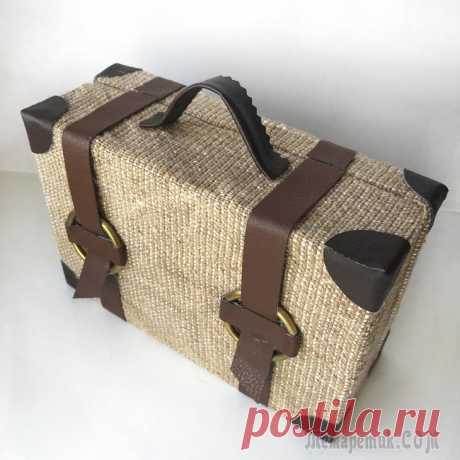DIY Простая идея чемодана из картона | Поделка из картона Чтобы сделать основу для чемодана я использовала картон.Размеры указала в видео.Части склеила между собой термоклеем.Сверху обклеила мешковиной.Соединила детали между собой с помощью металлических пет...