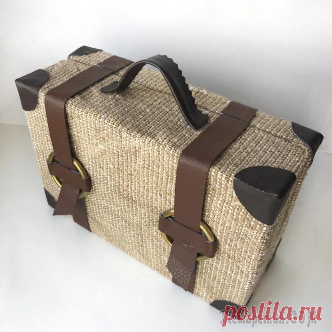 DIY Простая идея чемодана из картона | Поделка из картона Чтобы сделать основу для чемодана я использовала картон.Размеры указала в видео.Части склеила между собой термоклеем.Сверху обклеила мешковиной.Соединила детали между собой с помощью металлических пет...