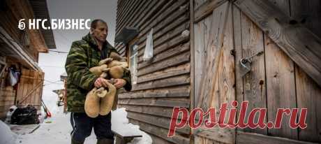 Ремесленник-самоучка из Академгородка возрождает умирающий народный промысел — он завел стадо баранов и продает обувь из шерсти по 3 тысячи за пару.