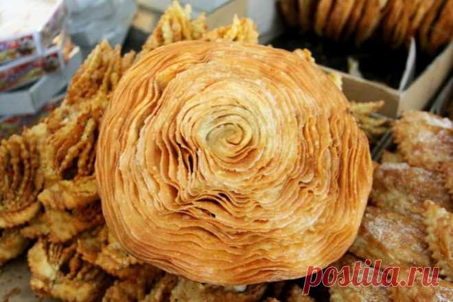 Роза Востока — знаменитая «Катлама» Представляем вам рецепт вкусного восточного десерта. Готовится он довольно быстро, а получается божественно вкусным. Такой десерт с удовольствием будут есть ваши дети. Его можно готовить для праздничн…