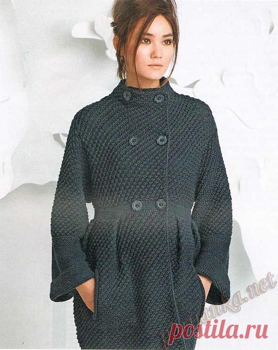 Вяжем красивое пальто спицами