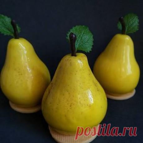 Самый женственный фрукт, атрибут богинь и символ верной любви 🍐. Нежный мусс с ноткой ароматного ройбоша и кардамоновое сердце с нежной гпушовой мякотью.The attribute of the goddesses and the symbol of true love 🍐.A gentle mousse with a touch of fragrant rooibos and a cardamom heart with a gentle puffy flesh.#изысканныедесерты #pnкондитерская #десертысосмыслом #dessert #cordonbleu #patisserie #pasticceria #pâtisserie #pastrychefsworldwide #pastrydelights #mouss #fruitmouss #pear #silikoma