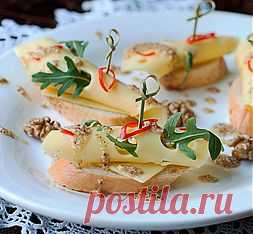Канапе на багете с маасдамом и ореховым соусом
