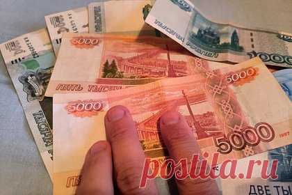 Из дома бывшего топ-менеджера российской компании вынесли миллионы рублей. В Перми из дома бывшего топ-менеджера российской компании вынесли деньги и украшения на 18 миллионов рублей. Грабители в балаклавах забрались в его дом через окно в сауне. Это произошло ночью в конце сентября. С собой они смогли унести несколько миллионов наличными, валюту и драгоценности.