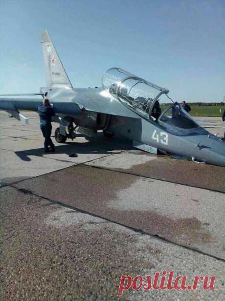 Две аварии Як-130 за день Оригинал взят у коллеги altyn73 в Две аварии Як-130 за день
Один из курсантов во время тренировочного полёта на учебной авиационной базе ВВС Минобороны в Борисоглебске аварийно посадил самолёт, сообщи…