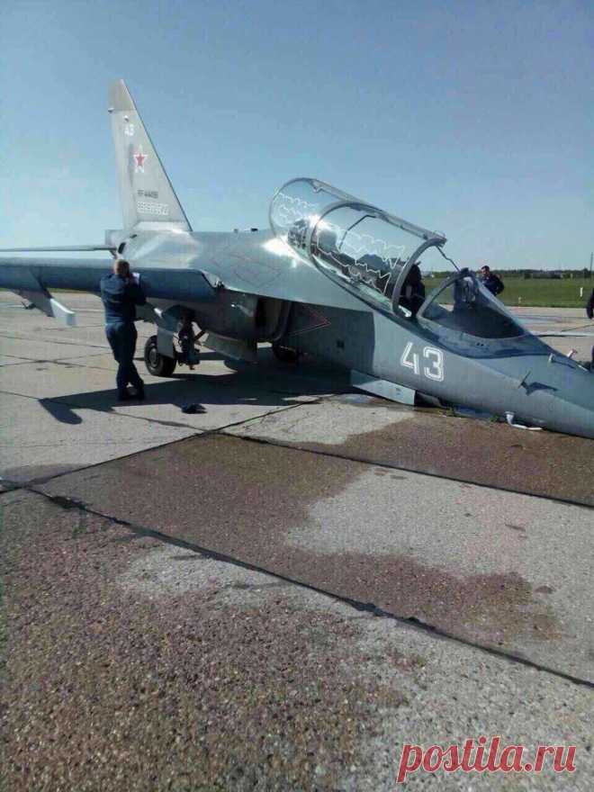 Две аварии Як-130 за день Оригинал взят у коллеги altyn73 в Две аварии Як-130 за день
Один из курсантов во время тренировочного полёта на учебной авиационной базе ВВС Минобороны в Борисоглебске аварийно посадил самолёт, сообщи…