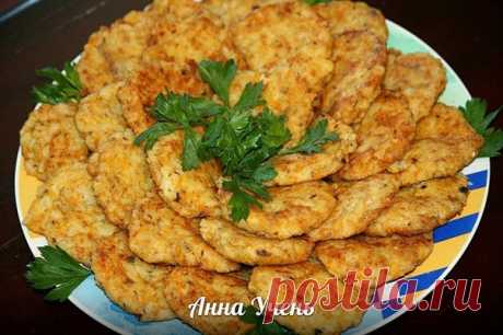 Котлеты из сардин
автор Анна Учень

Вкусно, быстро, легко и бюджетно!

Ингредиенты: (приблизительно 196,3 ккал на 100 гр.)

1 банка сардин
1,5 стакана отварного риса
2-3 отварных картофелины (на терку, я тру на мелкую)
2 репчатых луковицы+1 морковка (обжариваем)
2 яйца сырых

Все ингредиенты перемешиваем, солим, перчим. Формируем котлетки, в муку и на разогретую сковородку до румяной корочки.