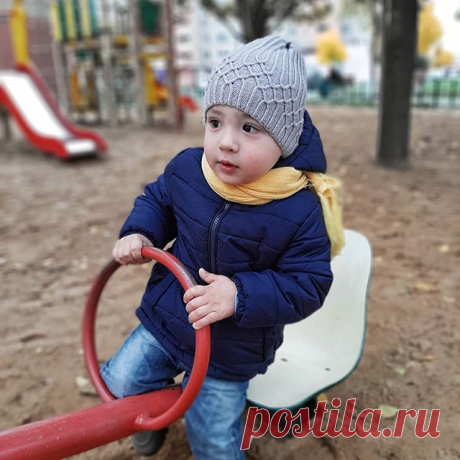 Всем привет!
⠀
Покажу как шапка из описания смотрится на ребёнке. По-моему очень мило.
⠀
Узор с обвитыми петлями интересный, но лаконичный.  Плотно облегает голову, не дает шапке сползать. И вполне себе мальчишачий. Хотя девочке тoже подойдет.
⠀
Описание этой шапки можно найти в ленте. 
Если Вам понравилась шапка, Вы не вяжете, но сильно хотите такую для своего ребенка пишите в Директ ⬆️.
_______
Пряжа: ВВВ premier
Магазин: @nitti.by