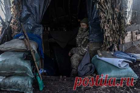 На Украине раскрыли кражу командирами ВСУ миллиона долларов. Командиры черниговской части Вооруженных сил Украины украли почти миллион долларов на закупках генераторов. По данным ТСН, военные заключали дополнительные соглашения с поставщиками, завышая цену. В результате действий военных стране был нанесен ущерб в размере 38 миллионов гривен.