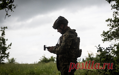 FPV-дрон "Упырь" уничтожил лодку с десантом ВСУ на Днепре в районе Антоновского моста. Кроме того, с помощью беспилотника удалось поразить живую силу противника в укреплении под мостом