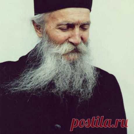 Ведь мы какие — если у нас испортилось настроение, сразу становимся резкими, не умеем мягко ответить, и только ухудшаем положение... Но когда мы носим в себе мир, он передается окружающим. Поэтому надо трудиться над тем, чтобы в нашем доме был мир. 

Старец Фаддей Витовницкий