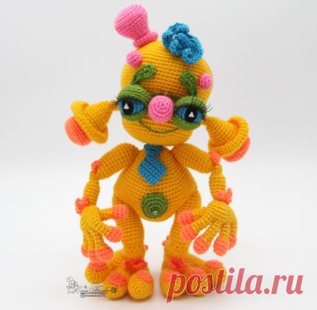 ИНОПЛАНЕТЯШКА по имени ЕЛОУ (крючком)
Я добрался до Земли 
Весь в космической пыли.
У пилота звездолета 
Очень важная работа –
Передать всем вам привет 
От галактик и планет! 
Я иных миров селянин –
Добрый ЖЁЛТЫЙ инопланетянин 
(Стишок Емельяновой Олеси)
 Видео посмотреть здесь  https://youtu.be/2fFkI7lDavw
Мастер-класс приобрести здесь 
https://vk.com/market-178492367?w=product-178492367_3..