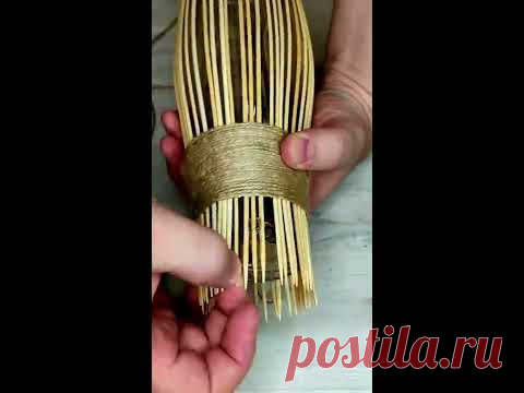 Потрясающая идея из палочек и ненужной стеклянной бутылки #Shorts