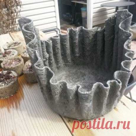 Возьмите старую ткань замочить в цементной воды, драпировать по позицию и оставить на солнце для просушки. Краска и у вас есть красивые держатели растений