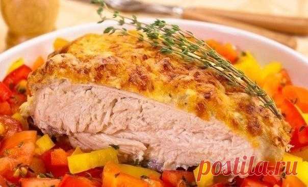 Куриная грудка под сметанно-чесночным соусом

Ингредиенты:

2 куриные грудки
300 г сметаны
3-4 зубчика чеснока
150 г сыра
соль
перец

Приготовление:

Грудка получается ароматная, нежная, сочная, с аппетитной корочкой.
При этом готовится очень-очень просто.
На гарнир идеально подойдет салат из свежих овощей или картофельное пюре.
Из указанного количества ингредиентов получается 3-4 порции.
Сметану посолить, поперчить, добавить выдавленный через чеснокодавку чеснок, перемеша...