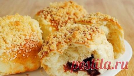 5 РЕЦЕПТОВ САМЫХ БЫСТРЫХ БУЛОЧЕК 

1.Булочки на йогурте 

ИНГРЕДИЕНТЫ: 
● 350г муки, 
● 300г йогурта, 
● 1 ст.л. растительного масла, 
● по 2 ч.л. сахара и разрыхлителя, 
● 1,5 ч.л. соли. 

ПРИГОТОВЛЕНИЕ: 
Перемешать муку, соль, разрыхлитель, сахар. Перемешать йогурт и масло, частями всыпать в эту смесь мучную и замесить тесто. Уложить тесто на припудренную мукой поверхность, разделить на 8-10 одинаковых частей, сформовать булочки, уложить их на застеленный пергаментом про...