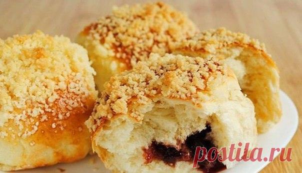 5 РЕЦЕПТОВ САМЫХ БЫСТРЫХ БУЛОЧЕК 

1.Булочки на йогурте 

ИНГРЕДИЕНТЫ: 
● 350г муки, 
● 300г йогурта, 
● 1 ст.л. растительного масла, 
● по 2 ч.л. сахара и разрыхлителя, 
● 1,5 ч.л. соли. 

ПРИГОТОВЛЕНИЕ: 
Перемешать муку, соль, разрыхлитель, сахар. Перемешать йогурт и масло, частями всыпать в эту смесь мучную и замесить тесто. Уложить тесто на припудренную мукой поверхность, разделить на 8-10 одинаковых частей, сформовать булочки, уложить их на застеленный пергаментом про...