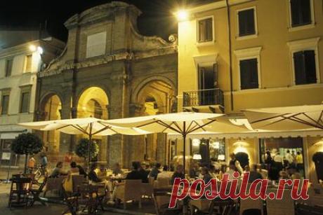 Мужчина с ножом ранил пятерых человек в Италии. Мужчина с ножом ранил пятерых человек в автобусе города Римини в Италии. По информации издания, нападавший — 26-летний выходец из Сомали. При проверке билетов мужчина напал на двух женщин-контролеров. Они получили ранения шеи и плеча. Кроме того, пострадали еще три пассажира, в том числе ребенок.