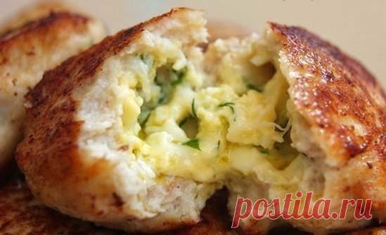 Котлеты с очень вкусной начинкой! 

Ингредиенты: Для фарша: Куриный фарш — 500 г