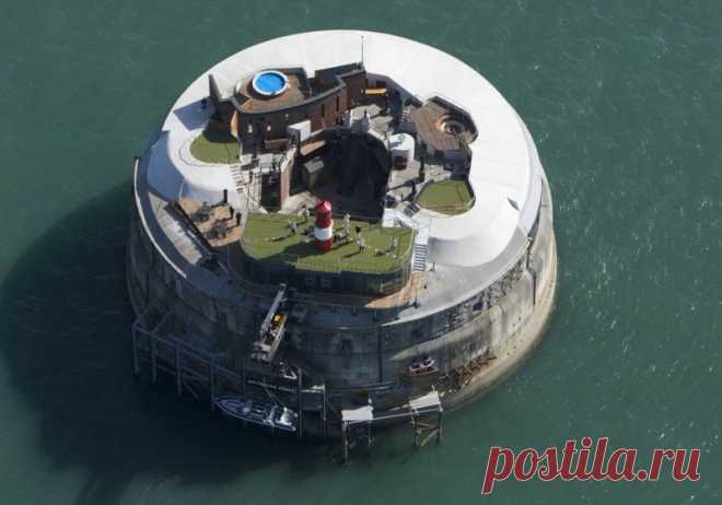 Отель в бывшем военном форте Спитбанк (Spitbank Fort), Англия Спитбанк Форт (Spitbank Fort) был построен в викторианскую эпоху для защиты Великобритании от французского вторжения, а теперь служит для мирных целей в качестве роскошного отеля. Расположен он в Соленте (англ. Solent – пролив в северной части Ла-Манша, отделяющий остров Уайт от...