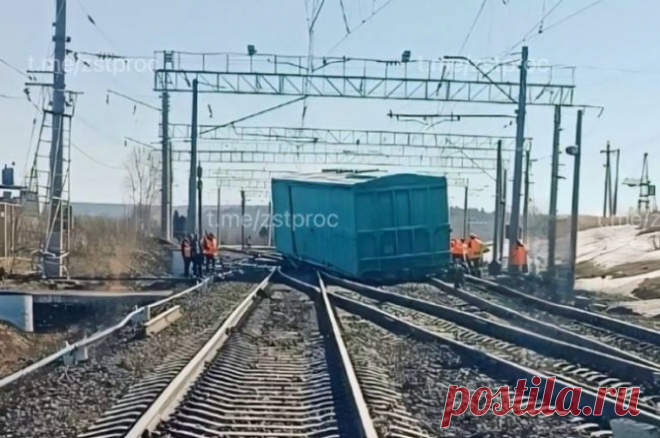 Два вагона сошли с рельсов на станции Зеледеево в Красноярском крае. В связи с произошедшим задерживаются несколько пассажирских поездов.
