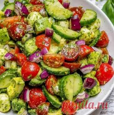 САЛАТ ИЗ АВОКАДО И ТОМАТОВ С АРОМАТНОЙ ЗАПРАВКОЙ 
Ингредиенты:
томаты среднего размера 5 шт
свежий огурец 1 шт
крупный красный лук 0,5 шт
свежий базилик 1 пучок
спелое авокадо 1 шт
сахар 1 щепотка
соль 1 щепотка
черный перец 1 щепотка
Для заправки:
оливковое масло 0,5 ст
красный винный уксус 0,25 ст
чеснок 2-4 зубчика соль 1 ч л сахар 1 ч л орегано (душица) 1 ч л свежий молотый черный перец по вкусу
