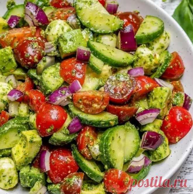 САЛАТ ИЗ АВОКАДО И ТОМАТОВ С АРОМАТНОЙ ЗАПРАВКОЙ 
Ингредиенты:
томаты среднего размера 5 шт
свежий огурец 1 шт
крупный красный лук 0,5 шт
свежий базилик 1 пучок
спелое авокадо 1 шт
сахар 1 щепотка
соль 1 щепотка
черный перец 1 щепотка
Для заправки:
оливковое масло 0,5 ст
красный винный уксус 0,25 ст
чеснок 2-4 зубчика соль 1 ч л сахар 1 ч л орегано (душица) 1 ч л свежий молотый черный перец по вкусу