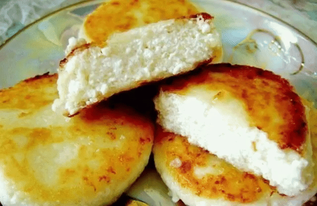 Воздушные и вкусные сырники на завтрак
Продукты:
-Творог - 200 гр
-Сахар - 3 столовые ложки
-Манная крупа - 2-3 столовые ложки
-Ванилин
-Мука для обваливания
-Растительное масло для жарки
Приготовления:
1. Для начала творог хорошо разомнём вилкой, добавим в него сахар, манную крупу и ванилин.
2. Всё тщательно перемешаем и мокрыми руками сформируем шарики.
3. Затем полученные шарики совсем чуть-чуть обваляем в муке и выложим на раскалённую сковороду с растительным маслом.
4. Обжарим сырники с д