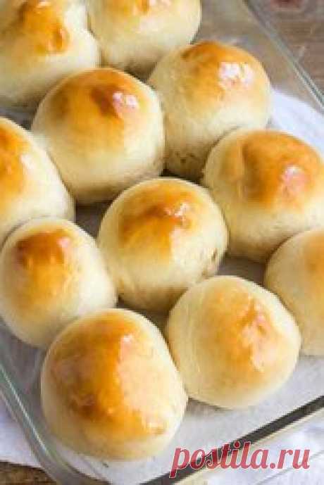 Нереально мягкие творожные булочки — нет ничего вкуснее в мире! Ингредиенты: Мука — 360 г.  Творог — 180 г.  Молоко — 70 мл.  Сахар — 120 г.  Сливочное масло — 60 г.  Яйца куриные — 2 шт.  Дрожжи — 1 ч. л.  Цедра лимона или апельсина.  Щепотка соли.  Желток для смазывания булочек.  Приготовление: 1. Приготовьте опару. В теплом молоке разведите дрожжи с парой ложек муки и сахара. Поставьте в теплое место на 15–30 минут.  2. Пока опара подходит, взбейте сливочное масло с сахаром и яйцами.