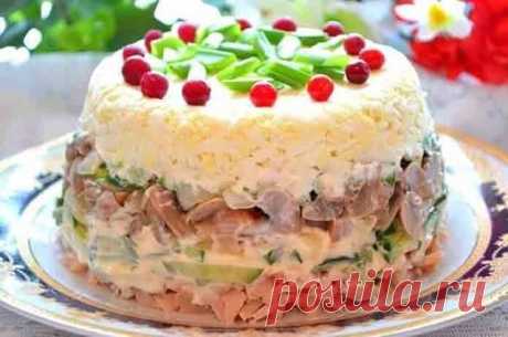 Куриный салат с яйцами и грибами! Когда впервые его приготовила, был поражена. Во-первых готовится очень быстро, а во-вторых вкус просто БОЖЕСТВЕННЫЙ!
Ингредиенты:
Копченая куриная грудка — 200 г
Огурец свежий — 150 г
Грибочки маринованные — 150 г
Лук репчатый — 1 шт.
Яйца вареные — 4 шт.
Майонез или сметана — по вкусу
Соль
Перец
Зеленый лук или другая зелень — по вкусу
Приготовление:
1. Грибы нарезать пластинками среднего размера, лук мелко порезать, слегка обжарить, осту...
