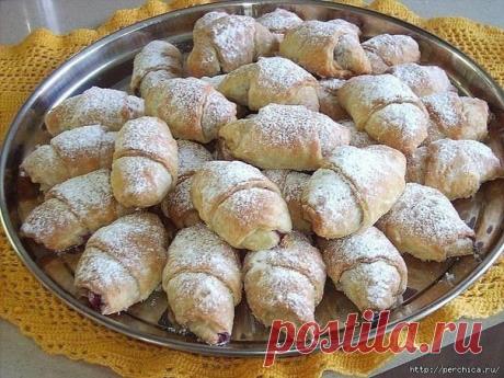 РОГАЛИКИ С ВИШНЯМИ

Ингредиенты:
На 90-100 штук: 
Тесто: 
500 г муки 
400 г маргарина со вкусом сливочного масла* 
4 ст.л. сметаны 
2 желтка 
1/2 ч.л. соли 
1/2 ст. молока 
70 г свежих дрожжей 
1 ст.л. сахара 
Начинка: 
вишни консервированные*

Для посыпки: 
сахарная пудра с ванилью 
Начинка: 
Сцедить с вишен сироп. 
Тесто дрожжевое слоеное быстрого приготовления: 
500 г муки 
400 г маргарина со вкусом сливочного масла* 
4 ст.л. сметаны 
2 желтка 
1/2 ч.л. соли 
1/2 ст. мо...