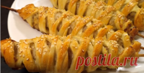 Потрясающее горячее на новогодний стол Обалденные люля-кебаб в тесте. Конечно, правильнее люляшки готовить на костре. Но этот рецепт тоже достоин вашего внимания. Мяско внутри получается сочным, а сверху его покрывает тоненькое, слегка хрустящее тесто. Очень вкусно!!!👍😊😍