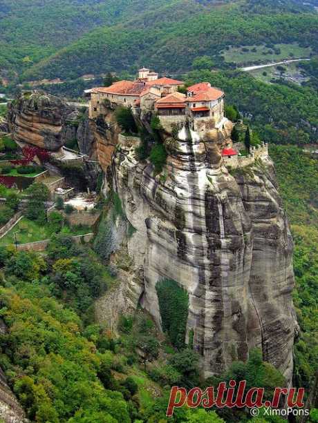 Meteora may be one of my favorite spots in Greece. They used to pull the monks up in baskets. Do you know how they knew when to change the rope? When it broke silly! Glad I wasn't that monk.  |  Pinterest • Всемирный каталог идей