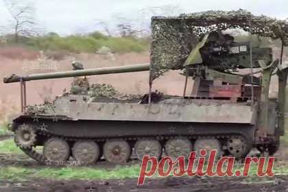 В России сделали «Рапиру» самоходной. Военнослужащие Восточного военного округа (ВВО) установили противотанковую пушку МТ-12 «Рапира» на шасси гусеничного тягача МТ-ЛБ, сообщает Telegram-канал Zvezdanews. Это увеличило мобильность орудия. МТ-12 может использовать подкалиберные, кумулятивные и осколочно-фугасные снаряды.