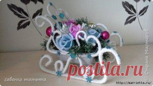 Заснеженные сани из пряжи и проволоки