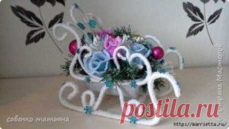 Заснеженные сани из пряжи и проволоки