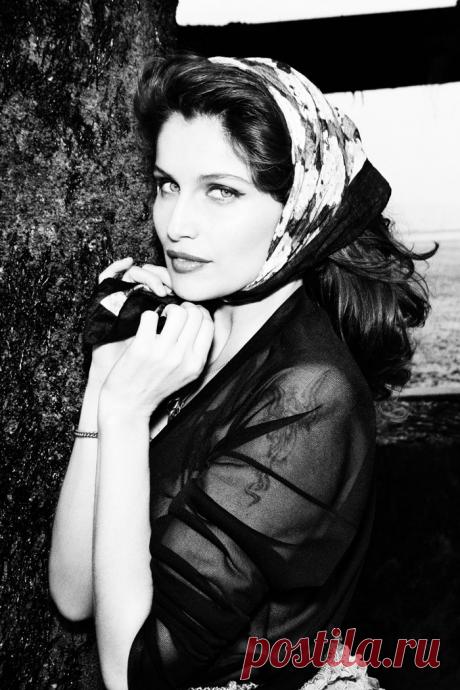 Летиция Каста (Laetitia Casta) в фотосессии Эллен фон Унверт (Ellen von Unwerth) для журнала Glamour France (июль 2011)