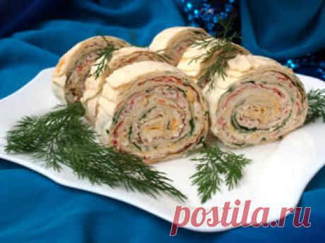 Рулет из Лаваша с Крабовыми Палочками, Сыром и Яйцом Ингредиенты:2 листа лаваша4 яйца200 гр. сыра100 гр. майонеза, либо сметаны1 пучок петрушки200 гр. крабовых палочек3 зубчика чеснока