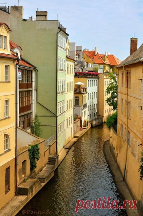 The &quot;Little Venice of Prague&quot; and &quot;Čertovka&quot; romantic arm of the Vltava River, which separates the island of Kampa district of Mala Strana. - On the right we see the Kampa Island - © All rights…
Фотографии от пользователя Pantchoa на flickr  |  Pinterest