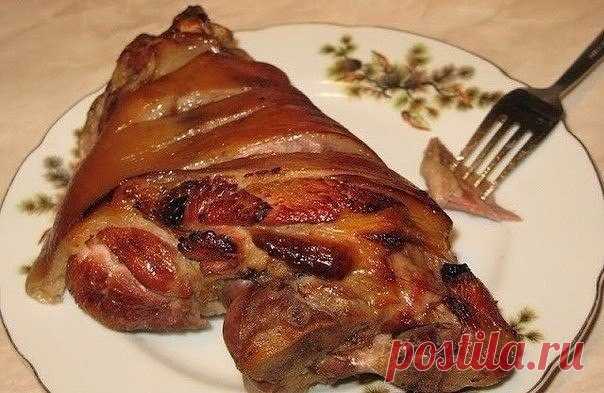 Безумно вкусная свиная рулька «Великолепная». Пальчики оближите 


Сочная, румяная и невероятно ароматная!









Ингредиенты:
Рулька свиная – 800 — 1000 гЧеснок – 5-6 зубчиковСоль – 1 ст. ложкаПерец молотый – 1 ч. ложкаМайонез – 1 ст. ложкаМед – 1 ч. ложкаГорчи…