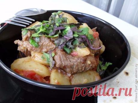 Оджахури

Ингредиенты:

Свинина – 400 г
Картофель – 3-4 шт.
Помидоры – 3 шт.
Репчатый лук – 1-2 головки
Растительное масло – 3 ст. л.
Кинза и базилик – пучок
Чеснок – 3 зубка
Аджика – 1 ст. л.
Хмели-сунели – по вкусу
Черный молотый перец и соль – по вкусу

Приготовление:

1. Мясо нарезать небольшими кусочками.
2. Очищенный лук нашинковать полукольцами.
3. Мясо переложить луком, посыпать мелкорубленым чесноком, солью, перцем, хмели-сунели, добавить аджику.
4. Тщательно пере...