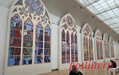 В Париже представили макеты будущих витражей для собора Нотр-Дам. Выставка работ художницы Клэр Табуре получила название D'un seul souffle